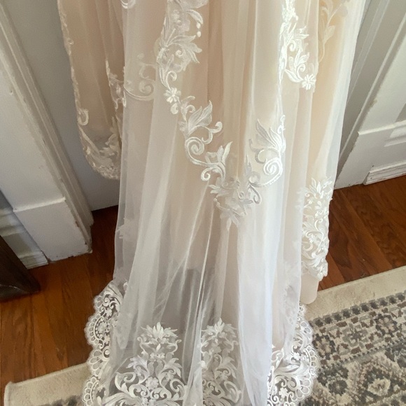 Beautiful strapless wedding dresse - Picture 4 of 6